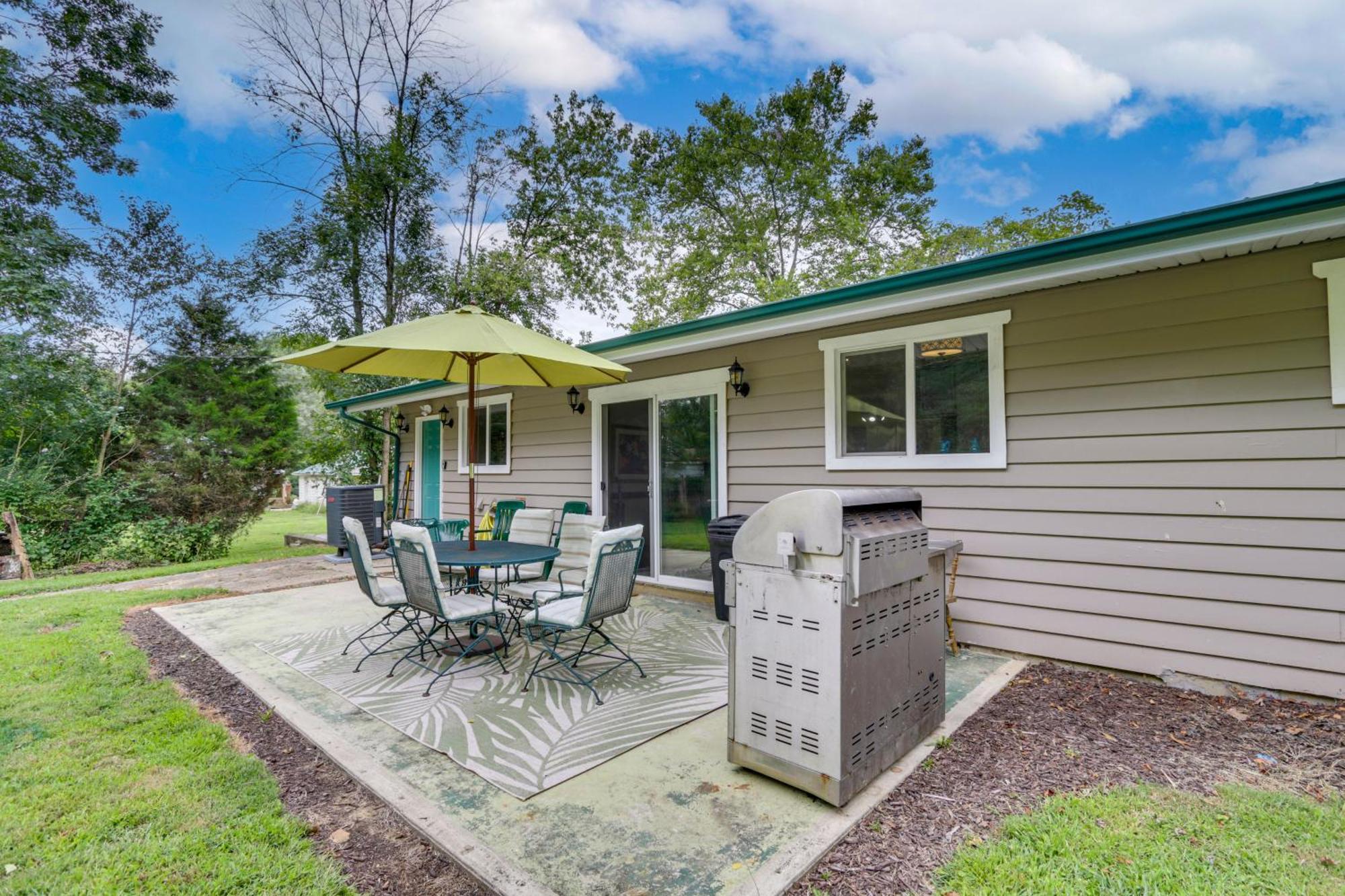 Cottage With Yard And Grill About 21 Mi To Hocking Hills! Nelsonville Bagian luar foto