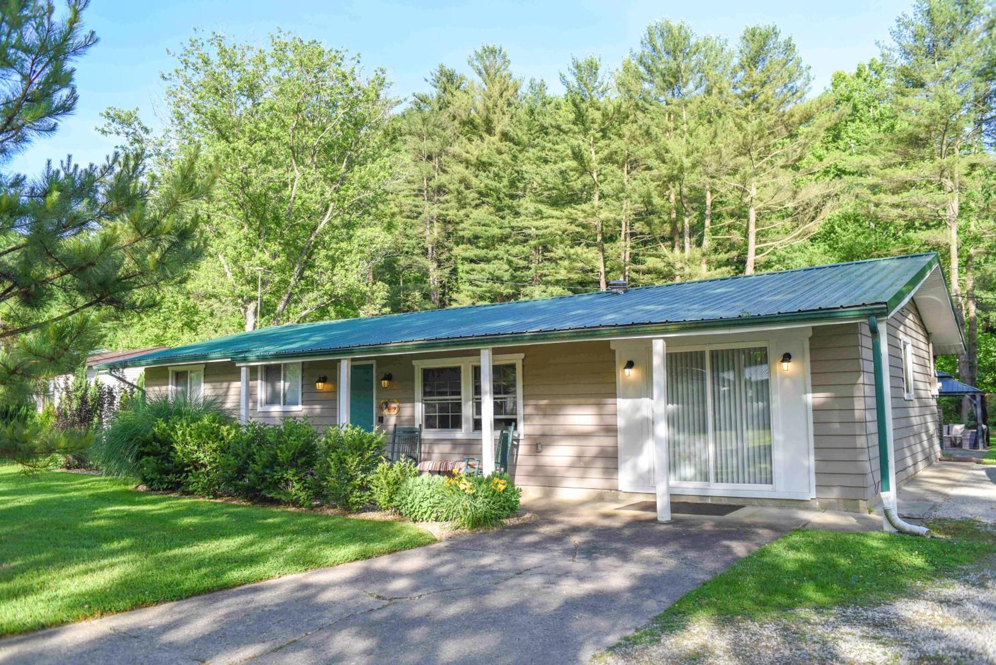 Cottage With Yard And Grill About 21 Mi To Hocking Hills! Nelsonville Bagian luar foto